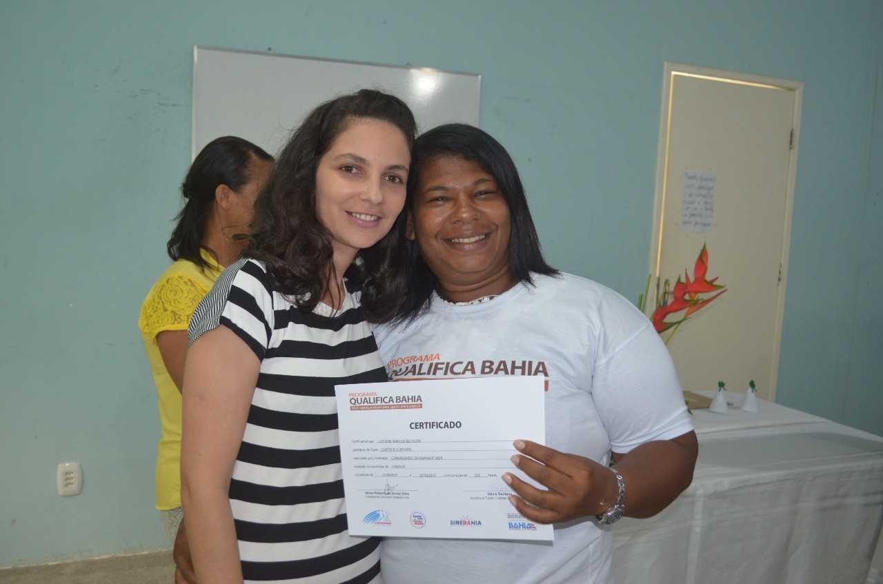 Prefeitura de Camacã entrega Certificado a Concluintes do Curso de Corte de Costura